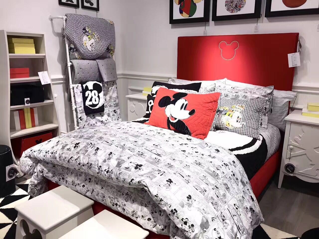 趣味｜我在一间有1000只米奇的房间里待了一小时