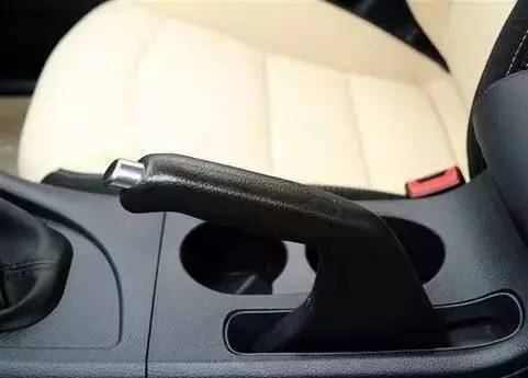 脚刹和机械手刹哪个好,脚刹跟电子手刹哪个好