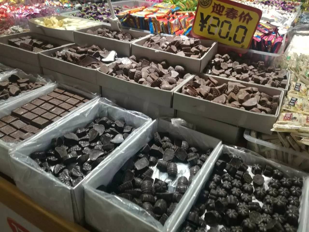 童年的味道是抹不去的记忆，这些零食在哈尔滨市场仍然能买到，看看你吃过几样？