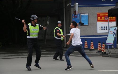 三名歹徒持刀闯入校园,三名歹徒手持砍刀闯入学校