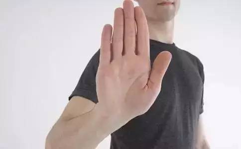 手心出汗一年四季什么原因,青年人日常手心出汗是什么原因
