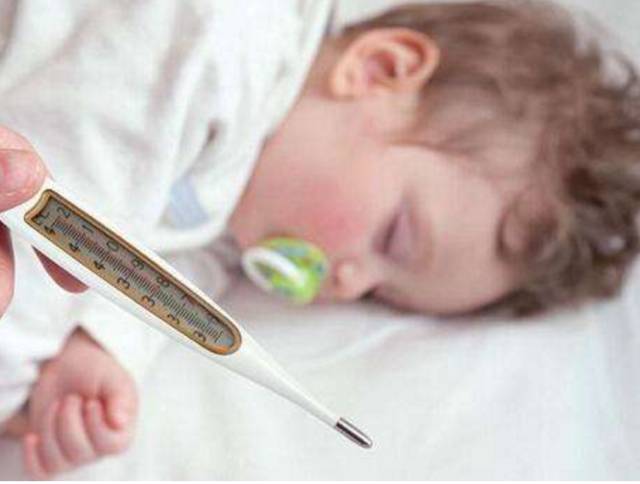 宝宝发烧了哪些症状要引起重视,宝宝发烧是因为大人照顾得不好吗