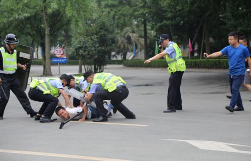 三名歹徒持刀闯入校园,三名歹徒手持砍刀闯入学校