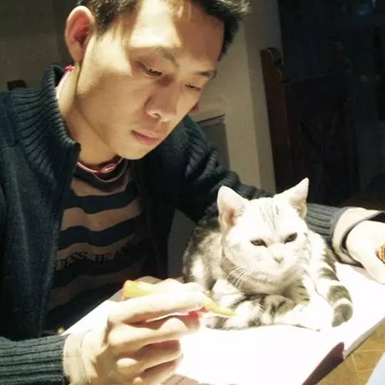 我们和演艺圈最会养猫、码字,知乎最会演戏的段子手聊了聊