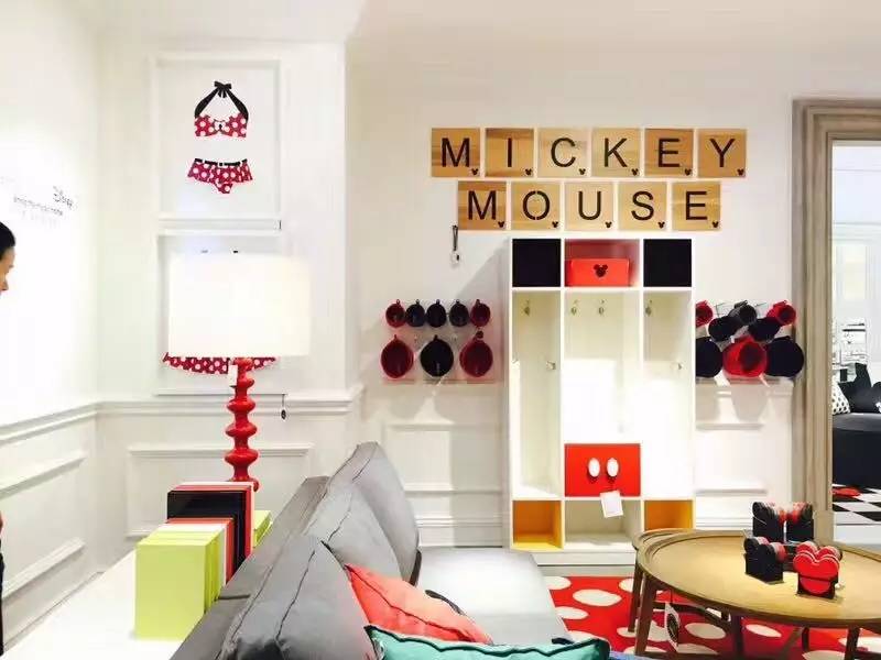 趣味｜我在一间有1000只米奇的房间里待了一小时