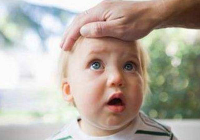 宝宝发烧了哪些症状要引起重视,宝宝发烧是因为大人照顾得不好吗