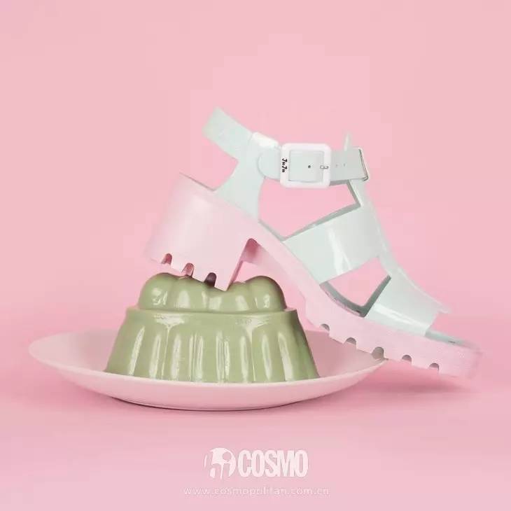 适合日常穿搭的拖鞋,当下流行塑料拖鞋穿搭