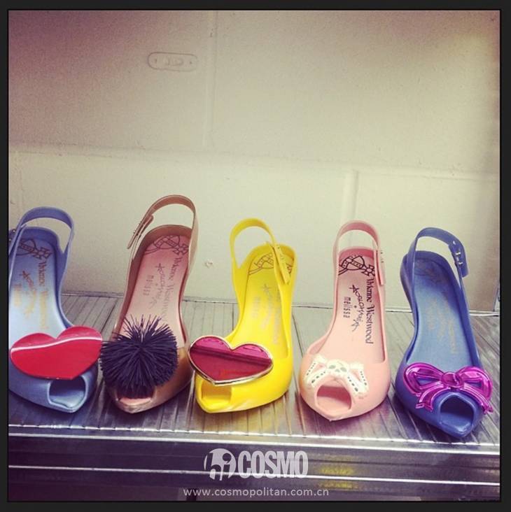 适合日常穿搭的拖鞋,当下流行塑料拖鞋穿搭