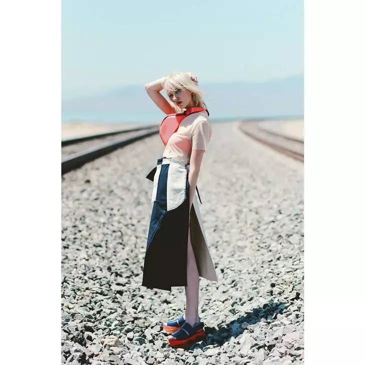 适合日常穿搭的拖鞋,当下流行塑料拖鞋穿搭