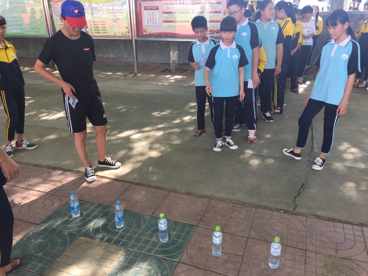 六一戴红领巾仿佛自己回到了童年,戴红领巾庆祝六一