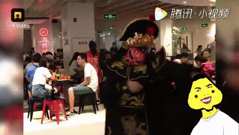 变脸演员表演失败尴尬离场,艺人变脸失误视频