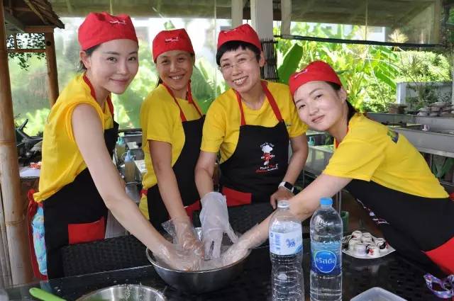 普吉岛“小包总”又火了！撞脸明星的他，用四川美食征服整个海岛