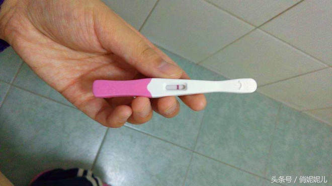 验孕棒一深一浅应该注意什么,验孕棒出现一深一浅不要惊慌