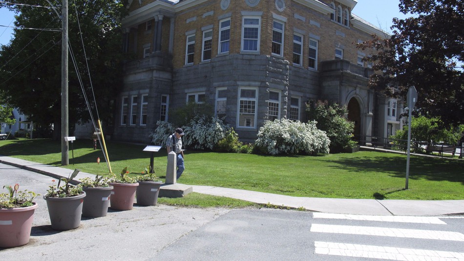 18世纪老房子横跨美加边境，花10万美元移民置业一次搞定