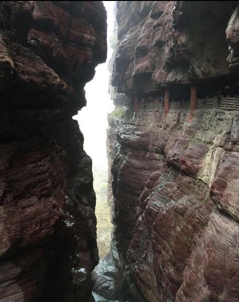 我敢打赌，河南这七个绝壁“一线天”，肯定有你过不去的！