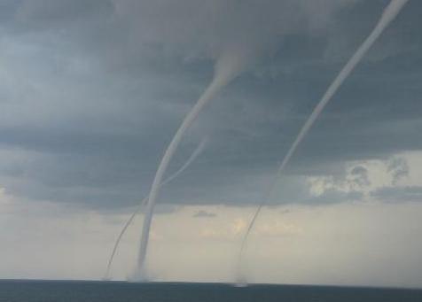 广东海边现龙吸水奇观水柱窜云霄,广西北海水面现龙吸水奇观