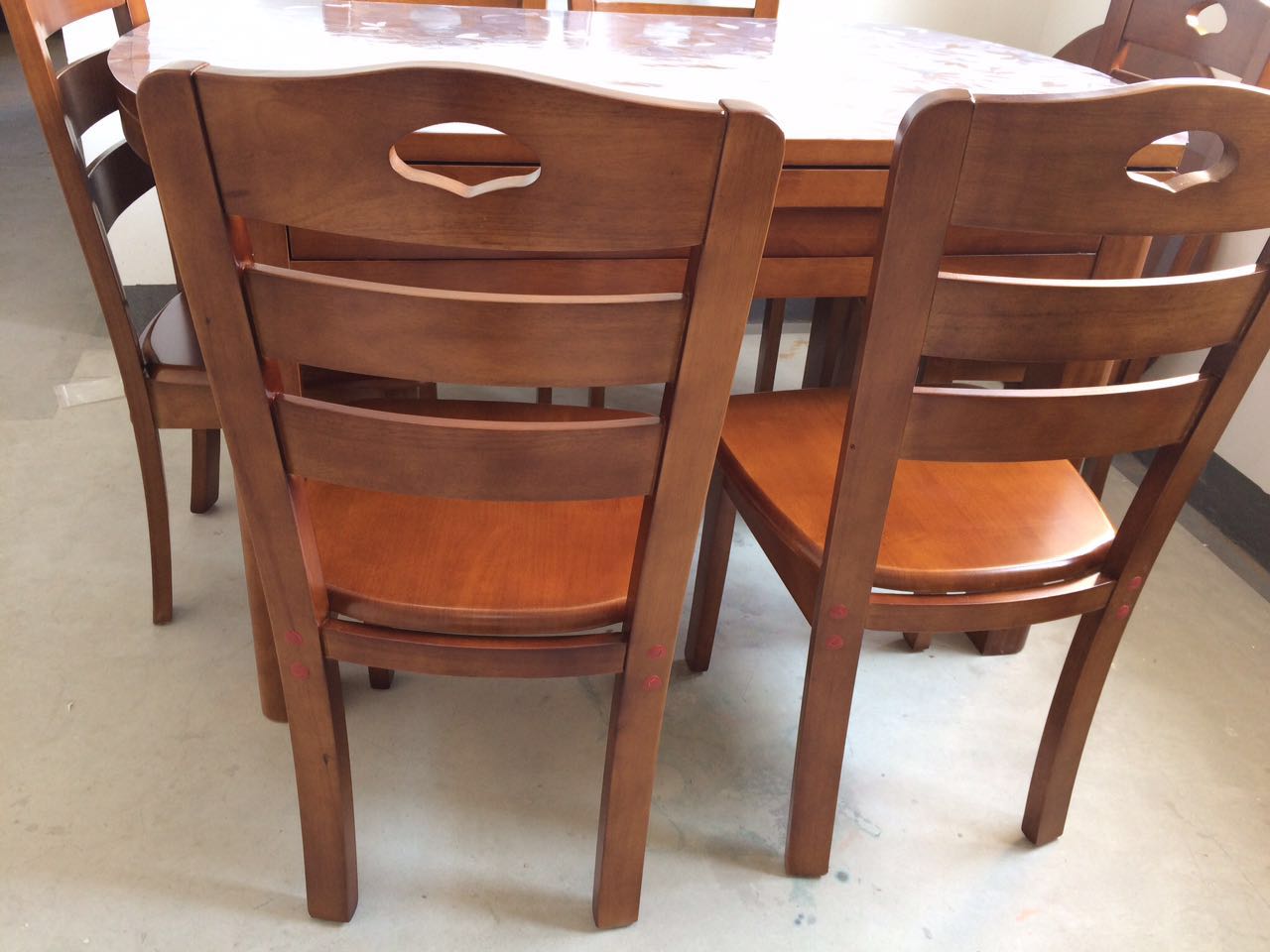 实木餐桌怎么买省钱又好用,实木餐桌购买攻略