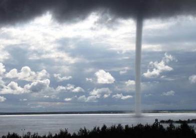 广东海边现龙吸水奇观水柱窜云霄,广西北海水面现龙吸水奇观