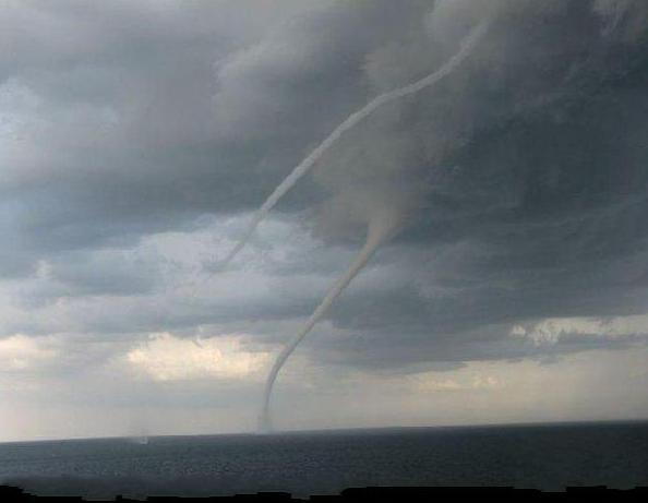 广东海边现龙吸水奇观水柱窜云霄,广西北海水面现龙吸水奇观