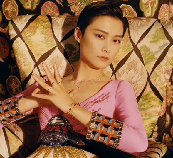 前卫华丽背后是谦虚勤恳这样的春春值得拥有更多