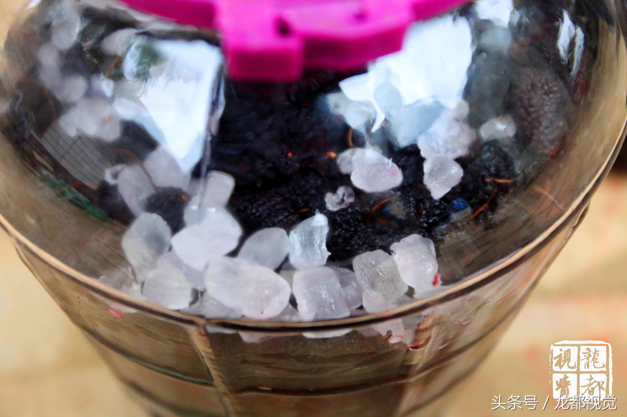 摆地摊卖桑葚,路边摆摊卖桑葚