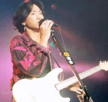 beyond黄家驹死前最后一场演唱会,beyond黄家驹1993葬礼全程记录