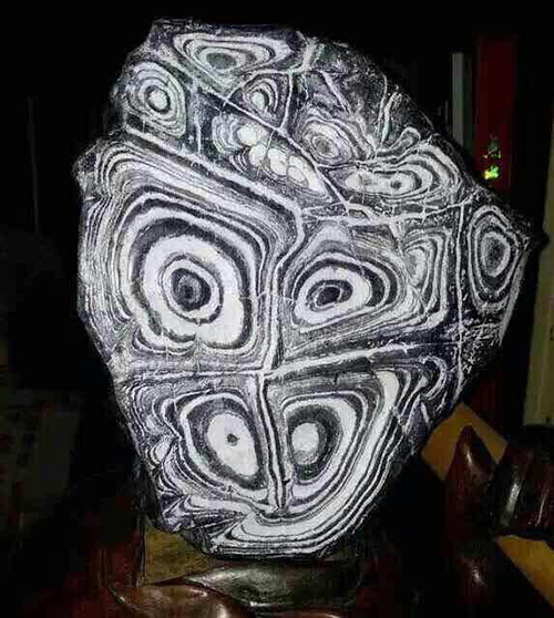 此石几十年来价格一直很高,要个带洞或象形更是高的要命