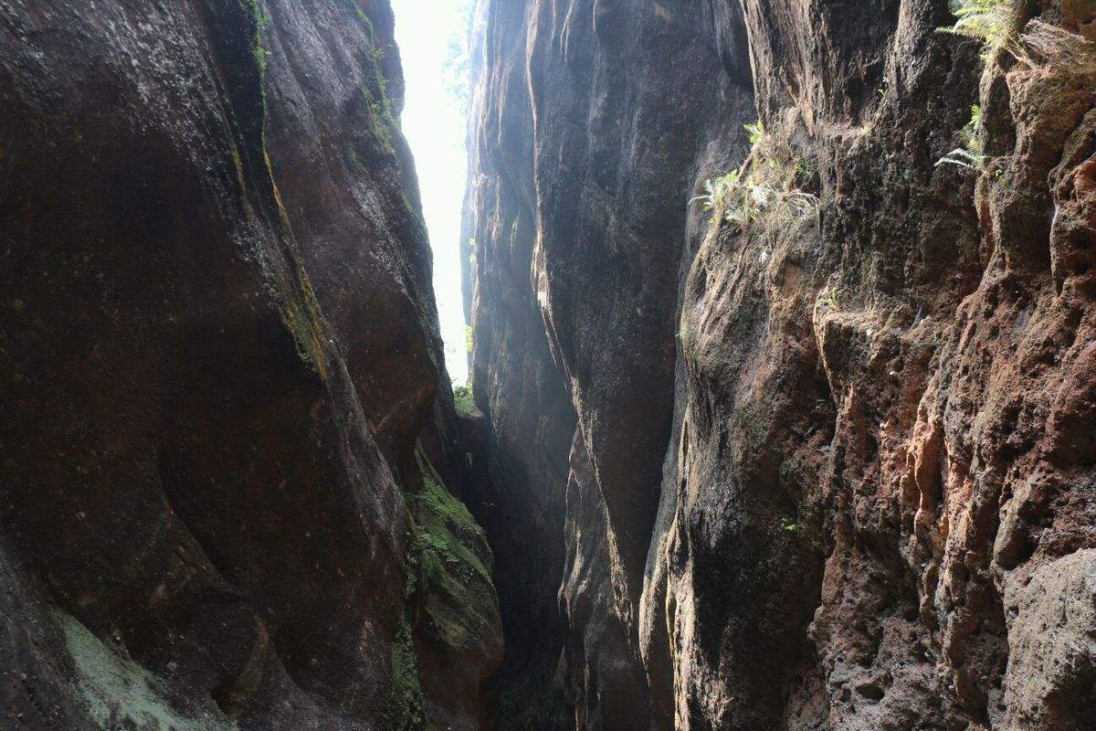 我敢打赌，河南这七个绝壁“一线天”，肯定有你过不去的！