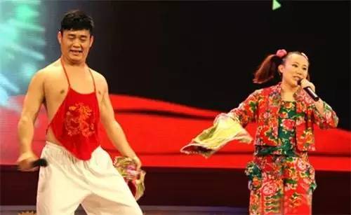 从赵本山女儿化身社会你球姐说起，为什么直播偏偏青睐东北人？