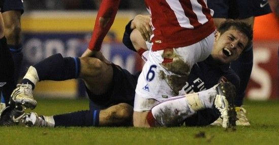 这是在踢球还是踢腿？球员要学会保护自己！