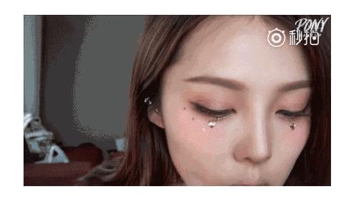 一字眉咬唇妆什么时候流行的,一字眉化妆