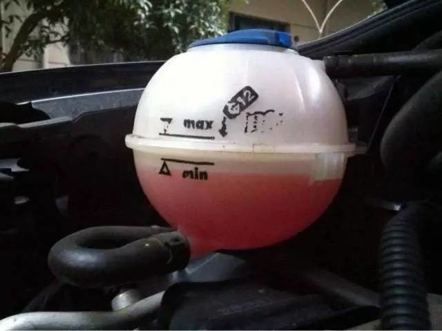 防冻液少了可以直接加原厂的吗,防冻液少了可以直接加水吗