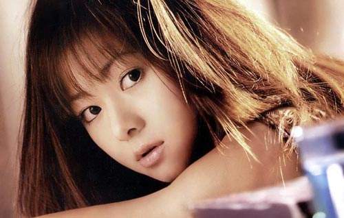 柯南背后的美女,柯南身边的那个女生是谁