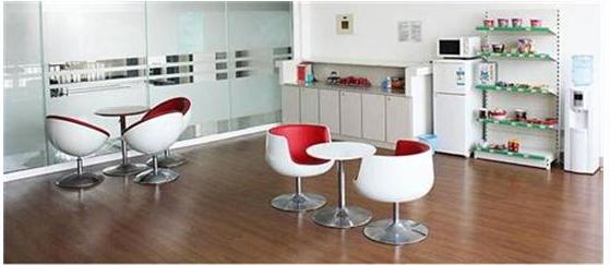 办公室里的咖啡杯插花,办公室里的咖啡馆