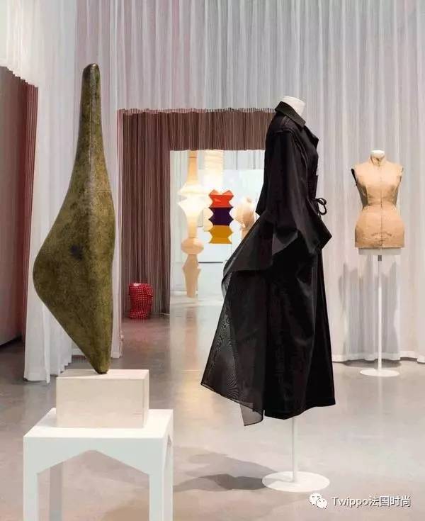 给男人穿蕾丝,被女人各种撩,这个最高颜值设计师有点污