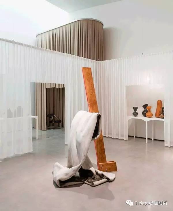 给男人穿蕾丝,被女人各种撩,这个最高颜值设计师有点污