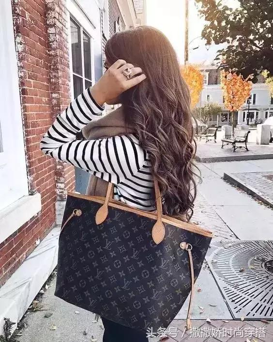 leboy包包黑色好看还是灰色好看,最近流行lv手提包