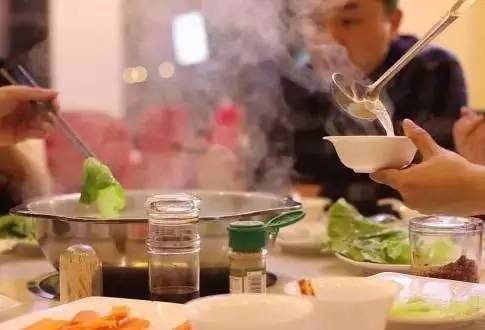 单手撕烤全羊,徒手吃烤全羊完整视频