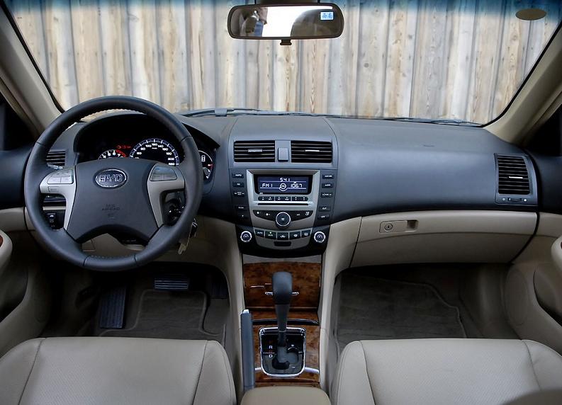 比亚迪车标变化史,比亚迪车内饰一言难尽