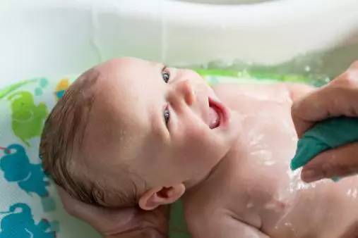 满月宝宝头部如何护理,宝宝满月要剃胎头吗