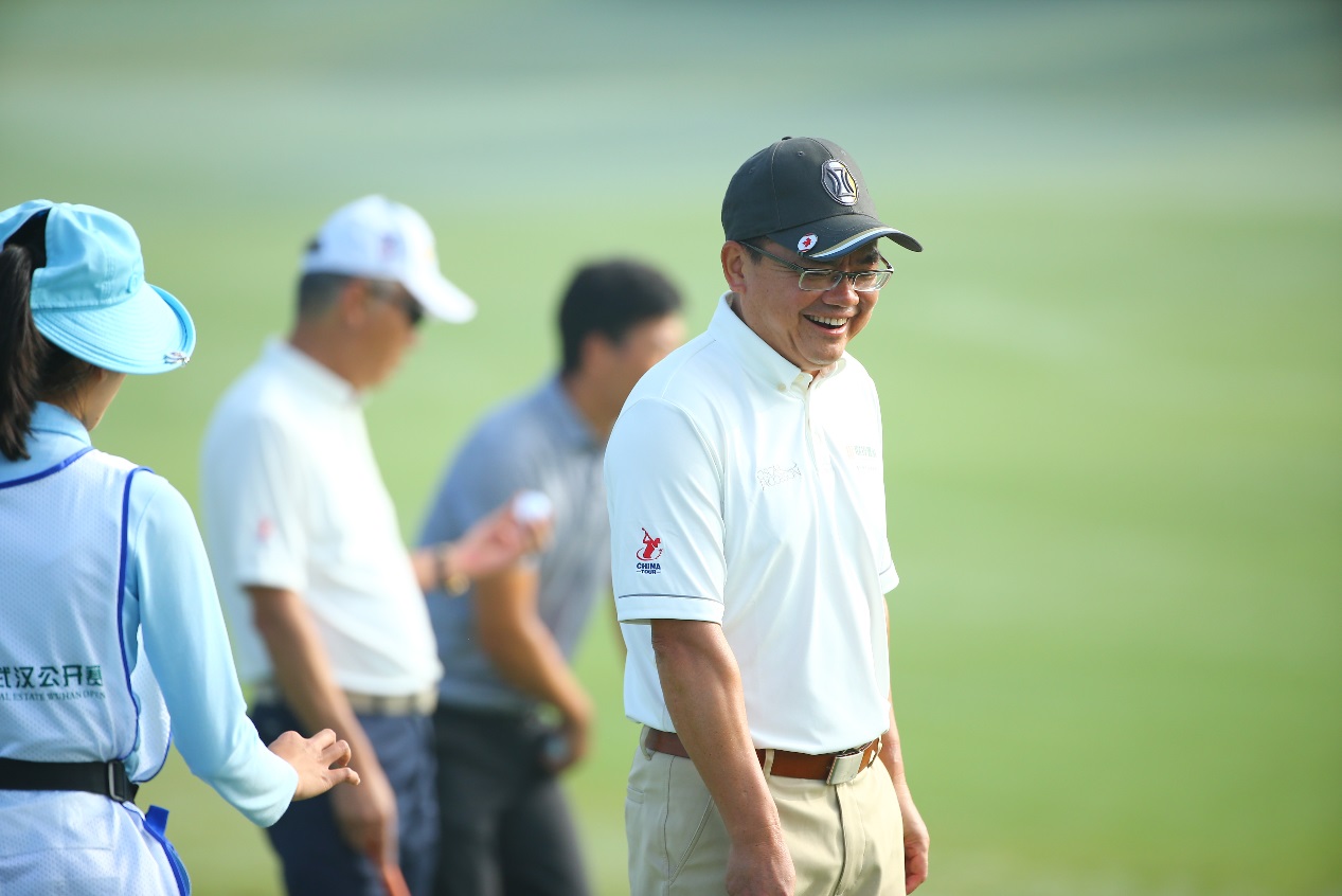 靠什么？他把包包卖到了奥运会上，还被博物馆做永久收藏