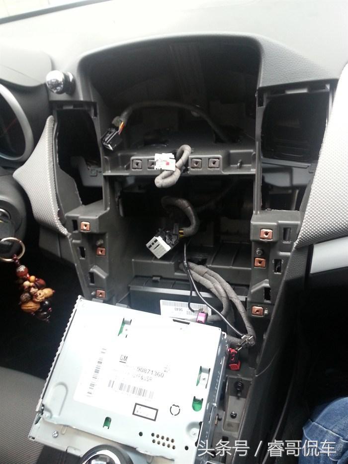 没钱买高配只能自己动手了！科鲁兹车主加装大屏导航倒车影像
