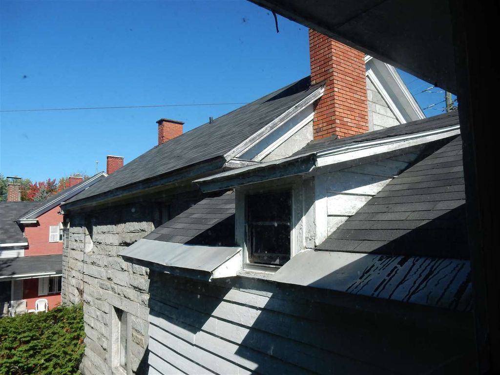 18世纪老房子横跨美加边境，花10万美元移民置业一次搞定