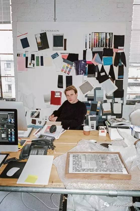 给男人穿蕾丝,被女人各种撩,这个最高颜值设计师有点污