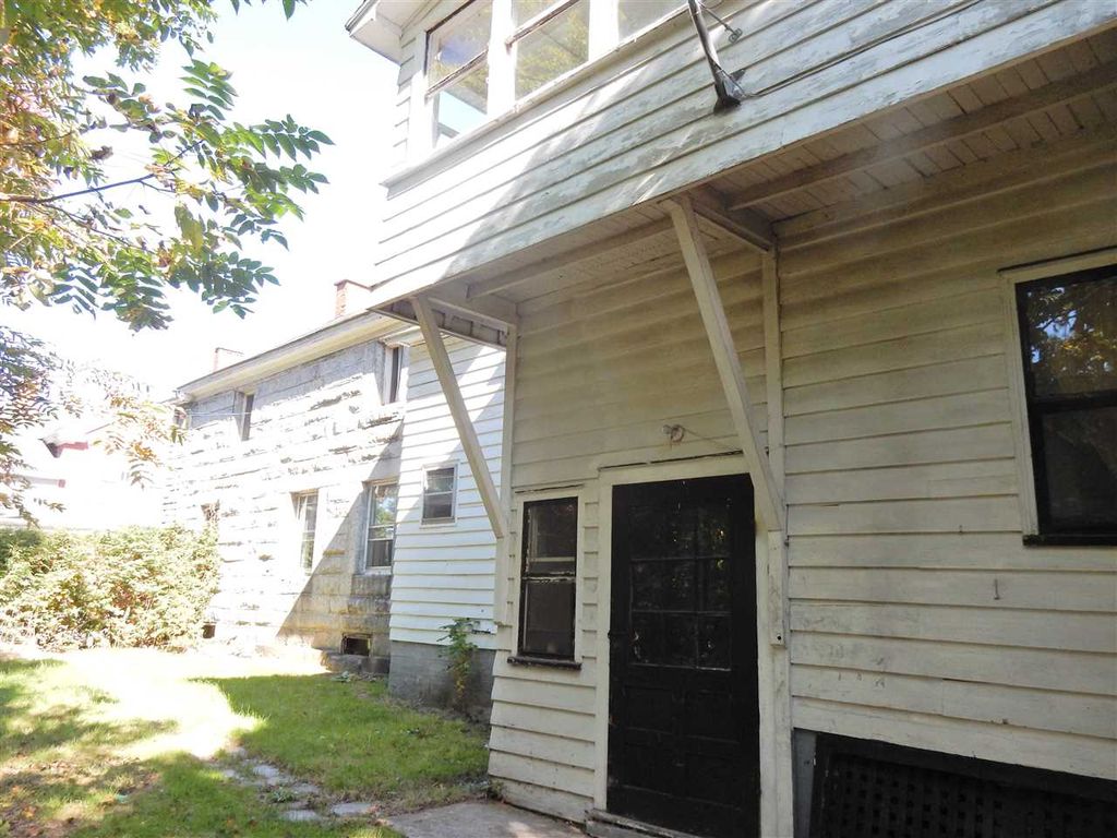 18世纪老房子横跨美加边境，花10万美元移民置业一次搞定