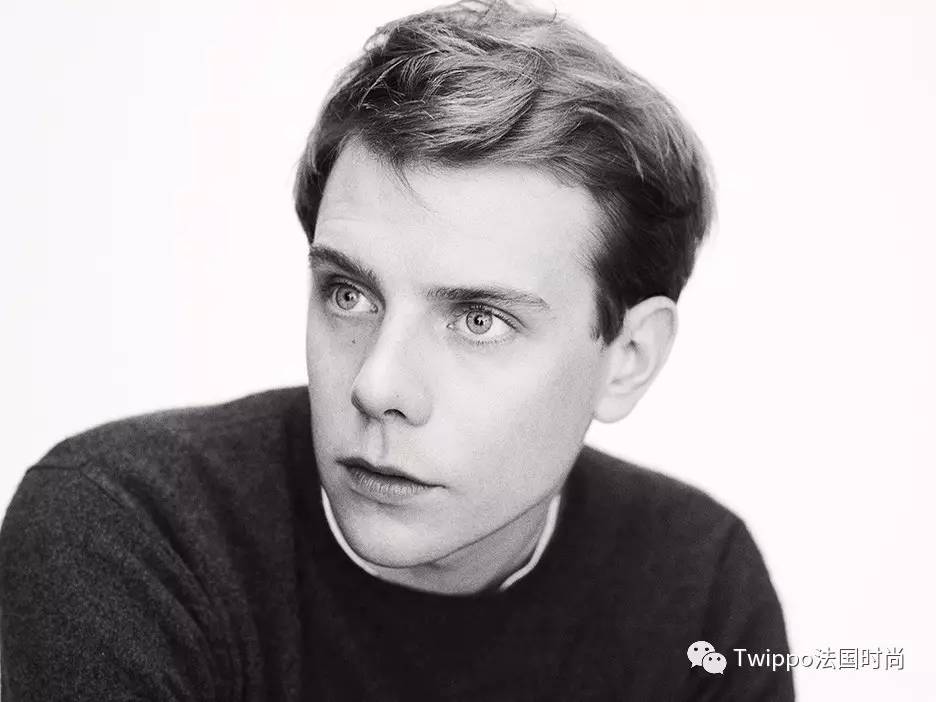 给男人穿蕾丝,被女人各种撩,这个最高颜值设计师有点污