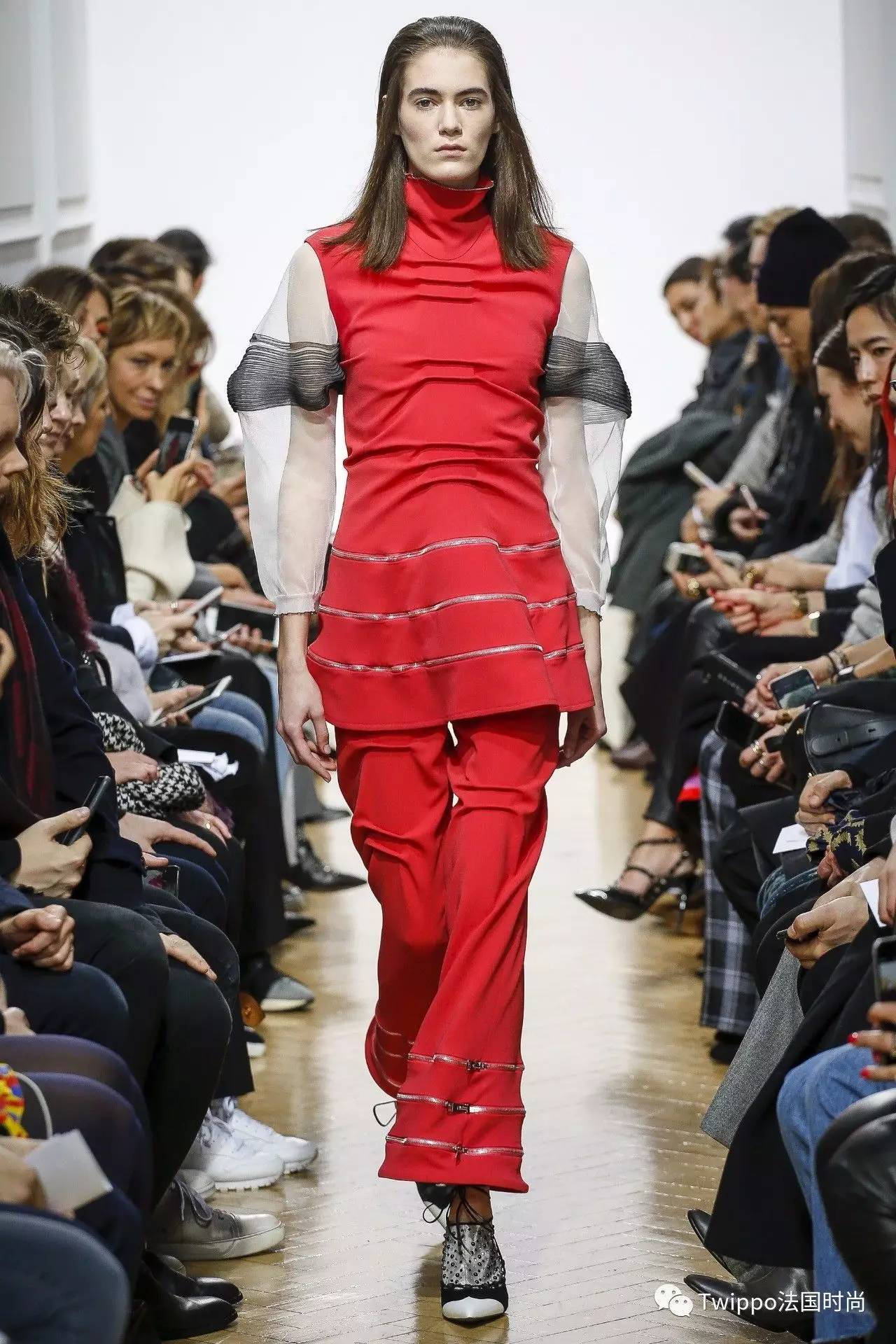 给男人穿蕾丝,被女人各种撩,这个最高颜值设计师有点污