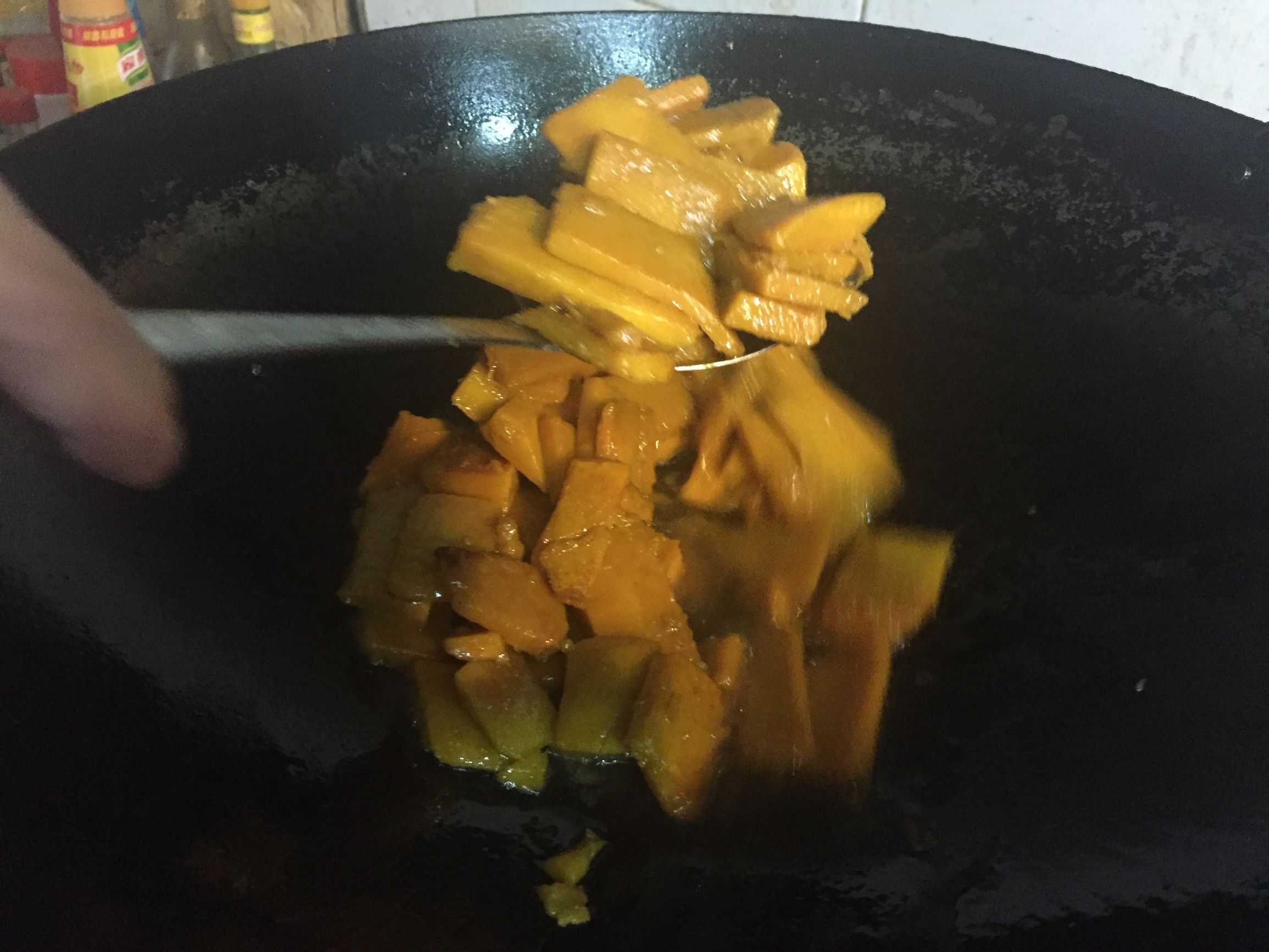 南瓜外酥里嫩南瓜饼吃着越吃越香,别总吃主食