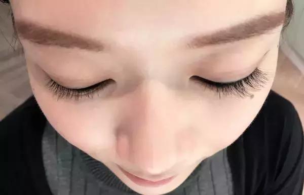 不会贴睫毛的小姐姐们看过来,不会贴假睫毛怎么把睫毛弄长