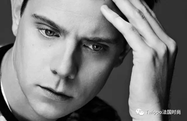 给男人穿蕾丝,被女人各种撩,这个最高颜值设计师有点污